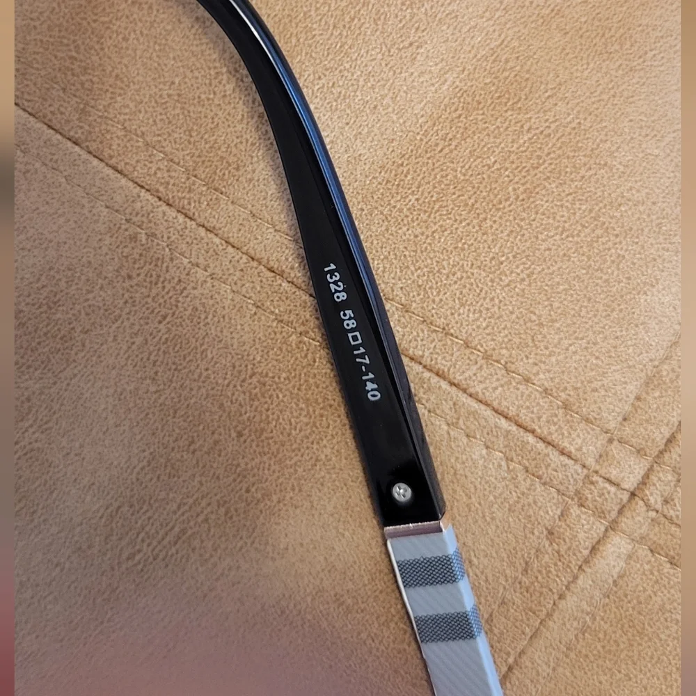 Burberry sunglasses. - Picture 4 of 6